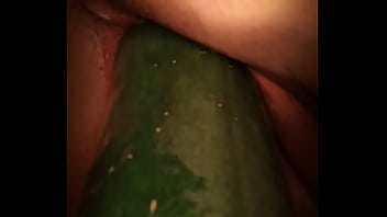 [Buceta, Na, Pepino Gigante] Enfiando Pepino Gigante Na Buceta